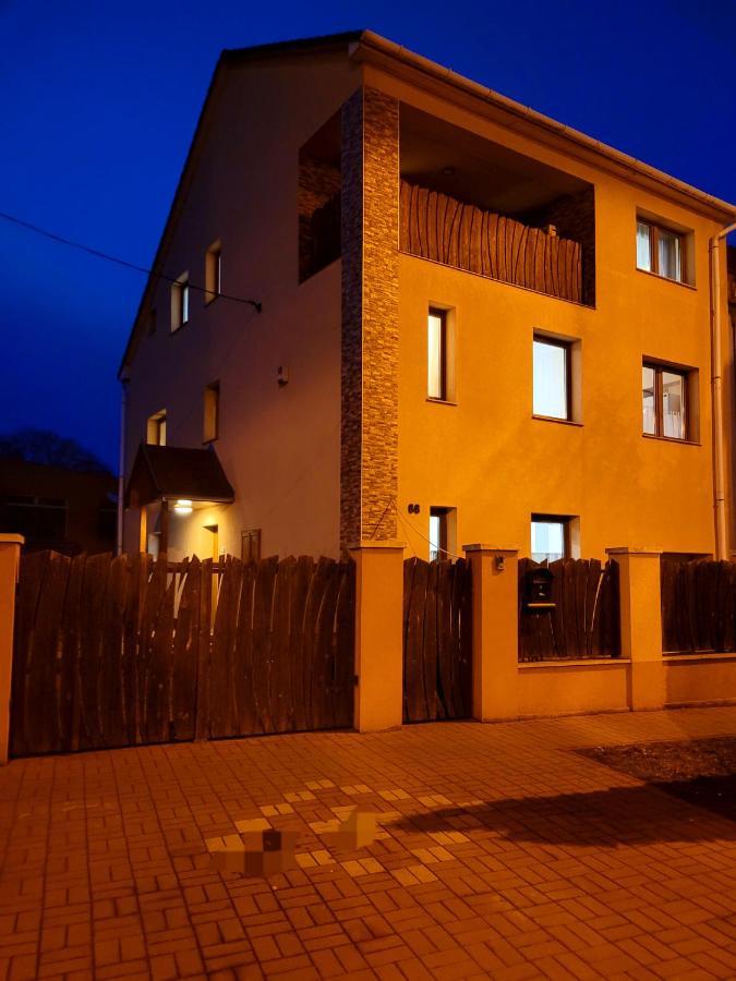 Indira Vendeghaz Apartment Nyiregyhaza Exterior photo